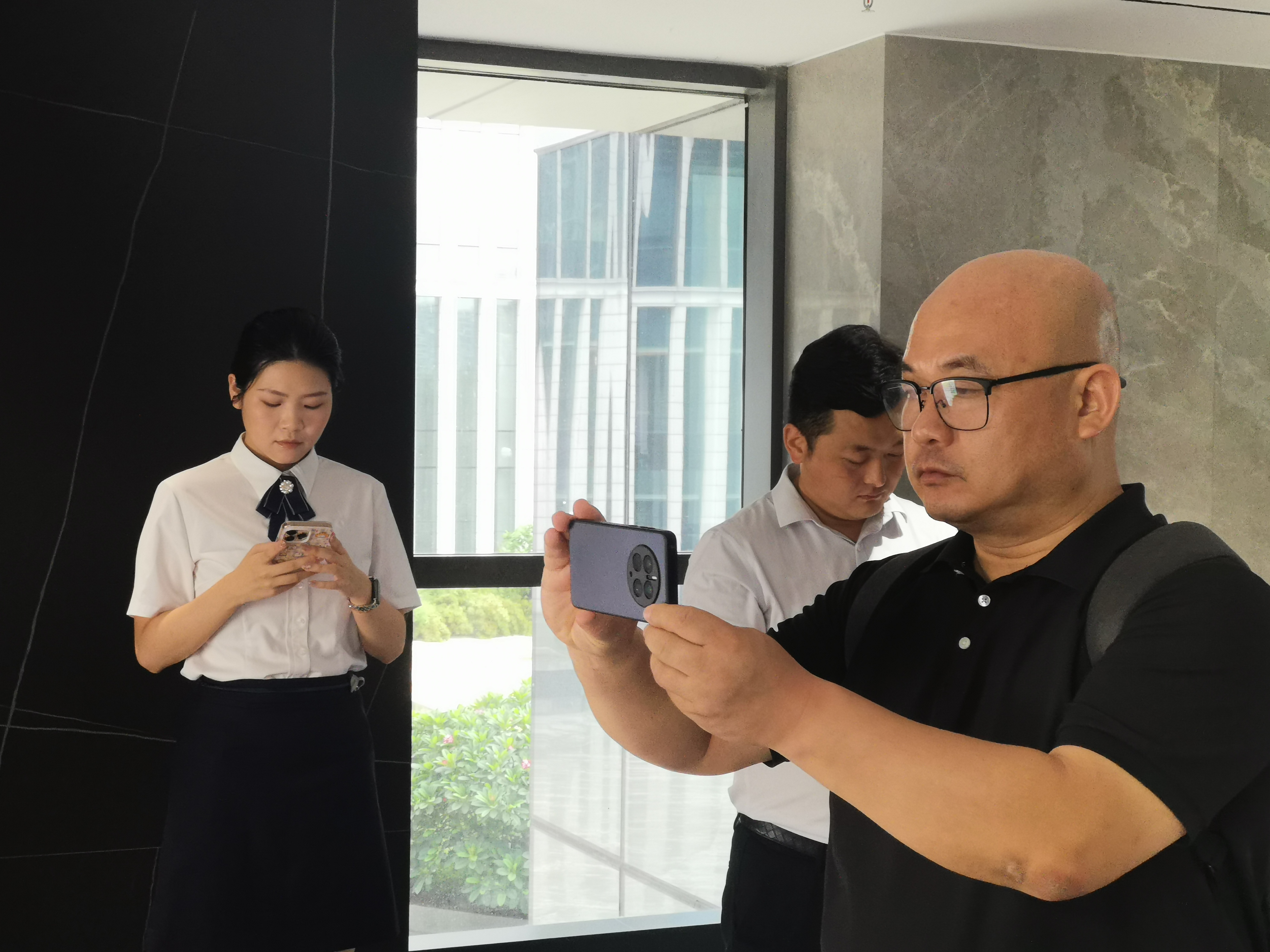 优石丽总经理陈文定受邀与大建材众企业家：共同探秘蒙娜丽莎智能家居中心