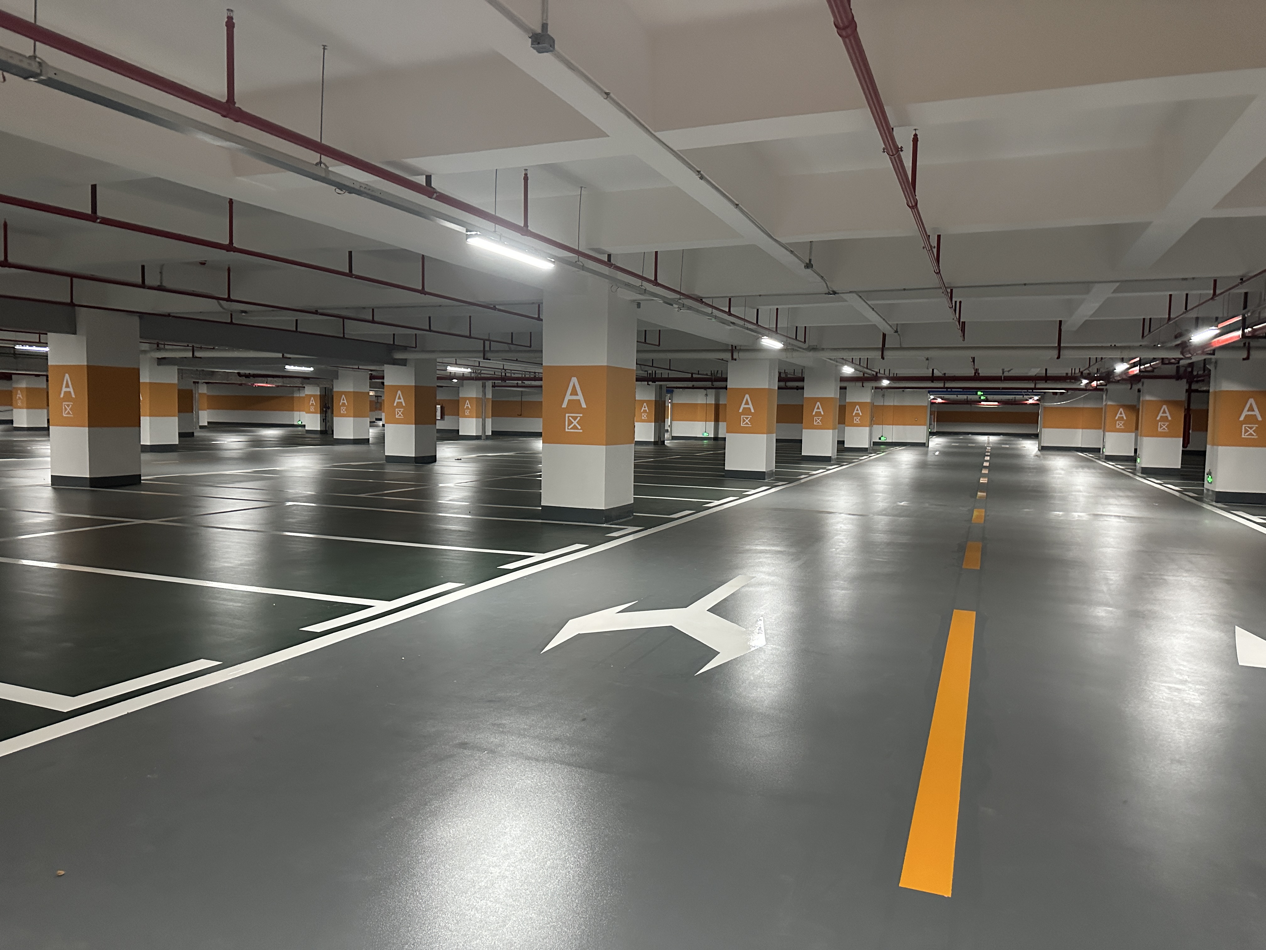 停车场为什么要选超耐磨地坪漆？地卫士停车场地坪漆项目完美收官！