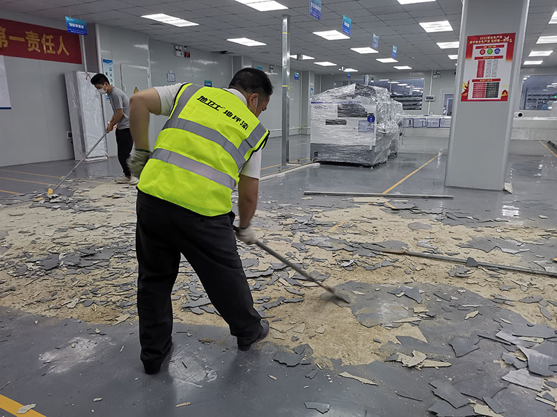 地卫士施工人员正在铲除原来的旧漆层