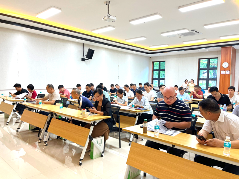 参会现场座无虚席，50多名企业精英专注投入