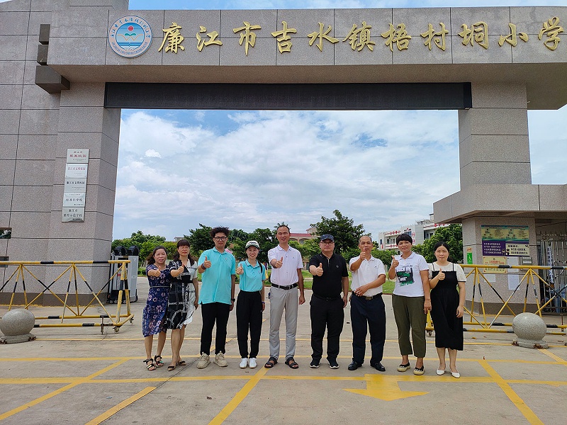 佛山优石丽总经理陈文定在梧村垌小学考察合影